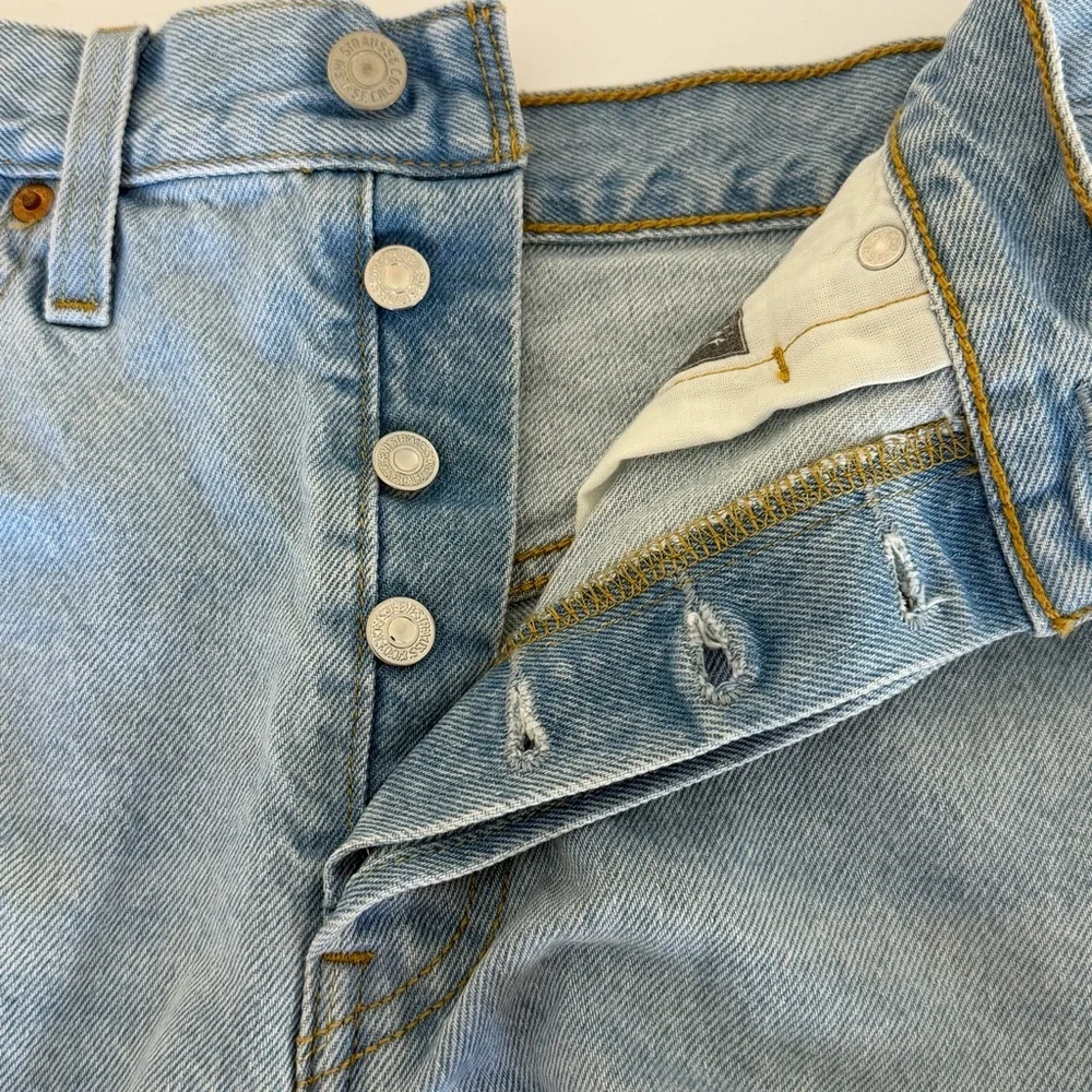 Levi's 501 Women's Cut-Off Denim Shorts Light Wash Button Fly Size 30 - Picture 5 of 8
